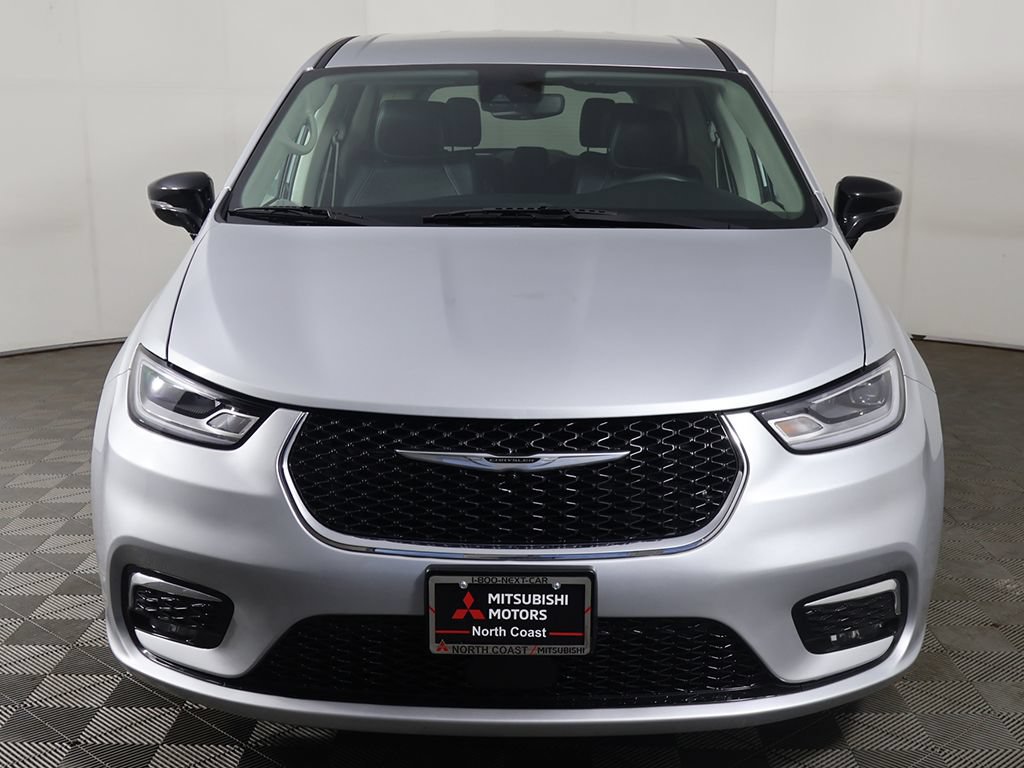 Used 2024 Chrysler Pacifica Touring-L FWD image 12