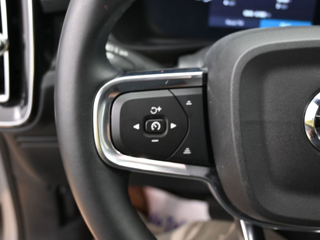 Used 2025 Volvo EX40 Core AWD/4WD image 19