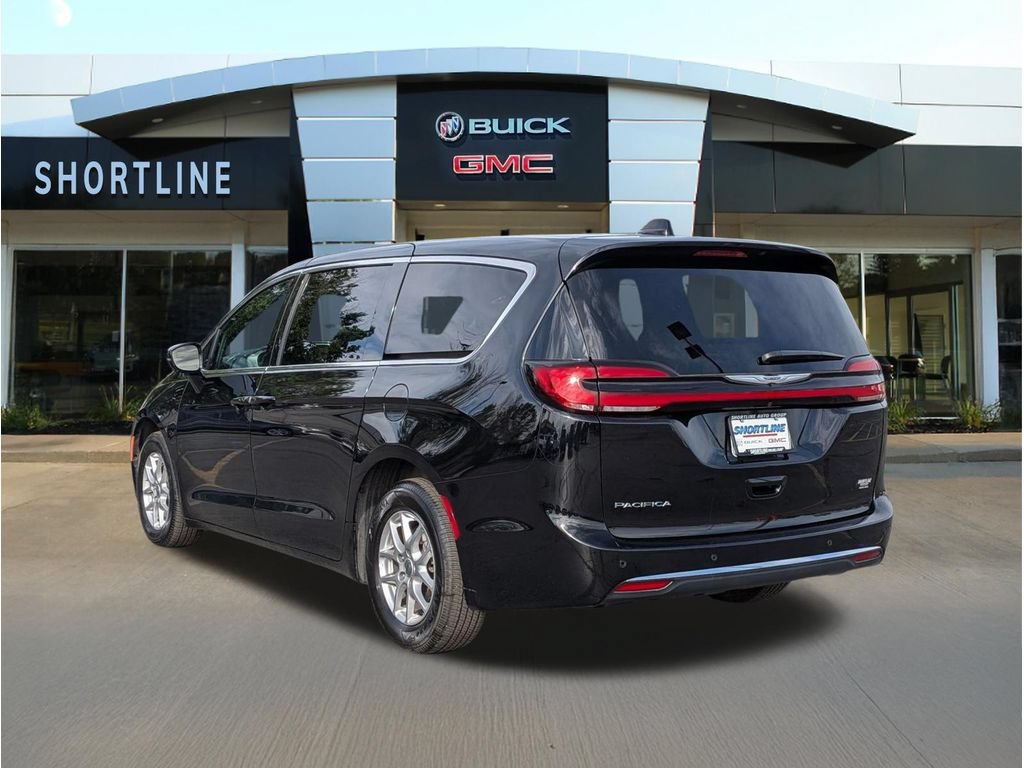 Used 2025 Chrysler Pacifica Select FWD image 5