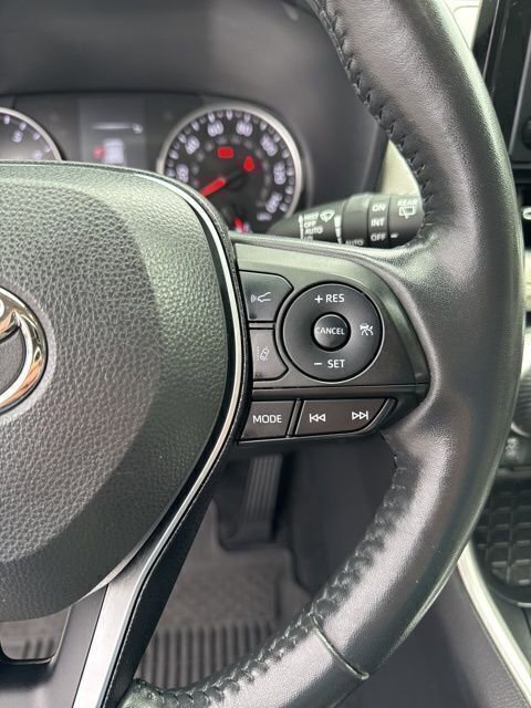 Used 2022 Toyota RAV4 XLE Premium image 24