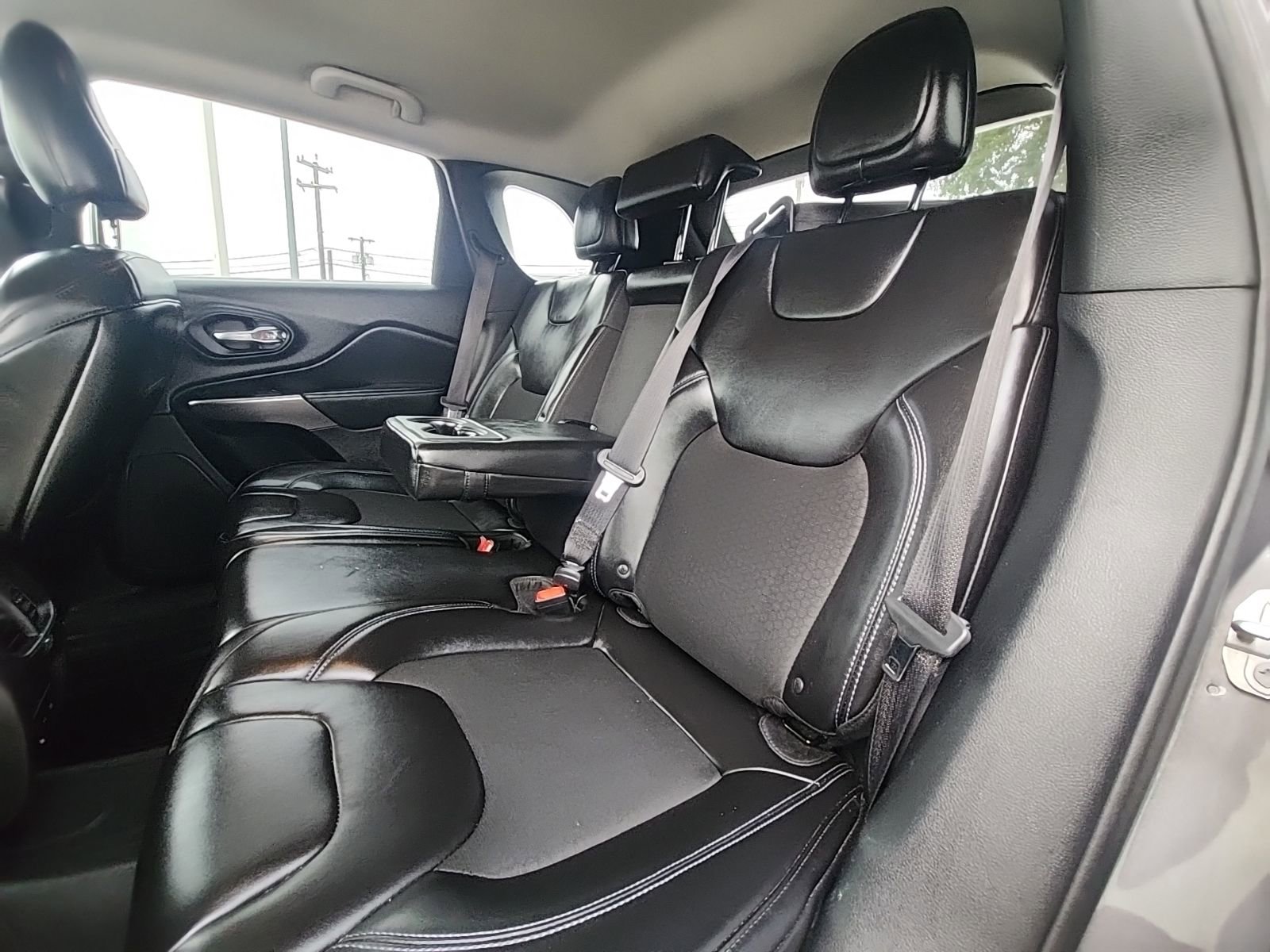 Used 2019 Jeep Cherokee Latitude Plus AWD/4WD image 12