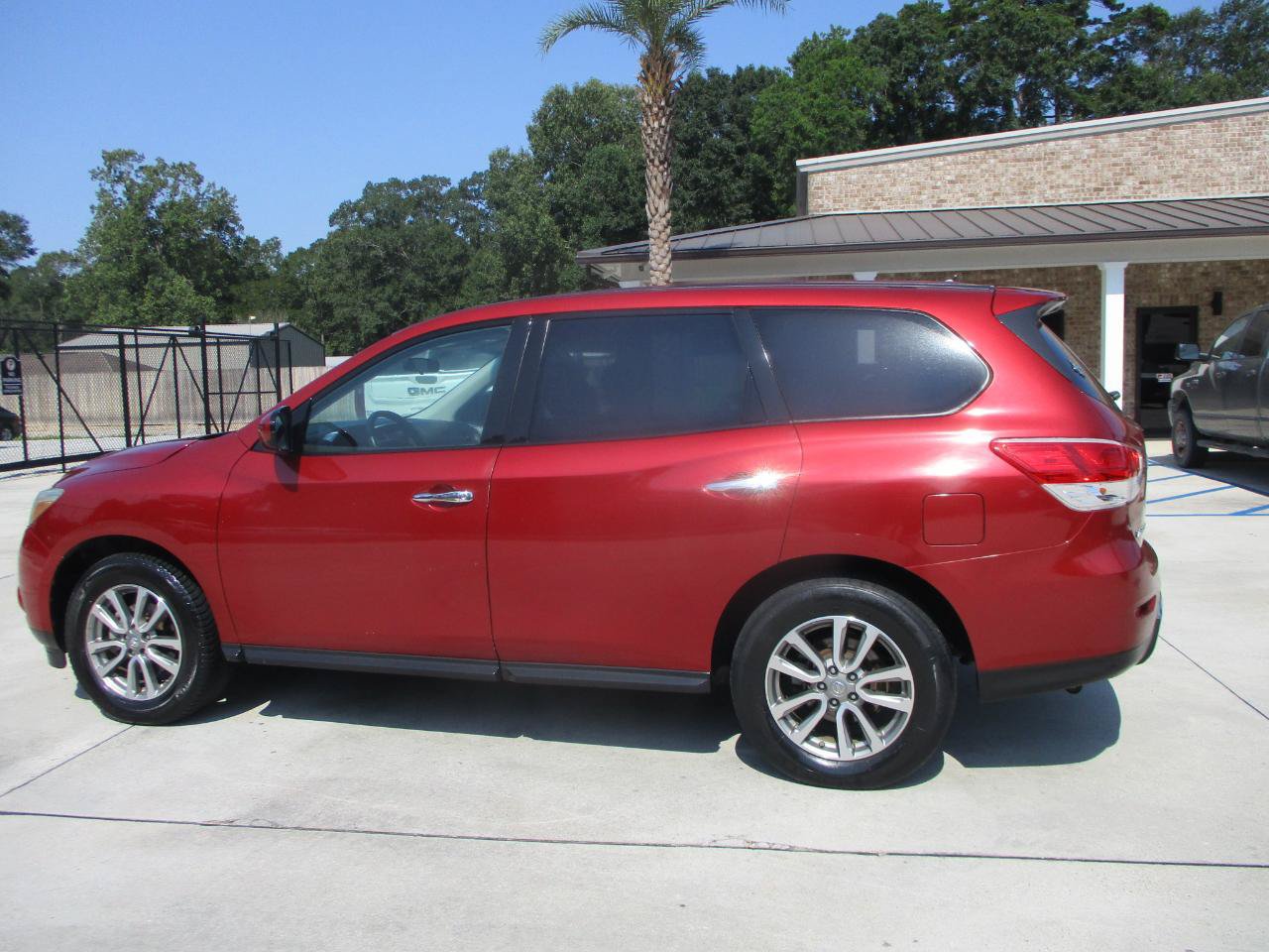 Used 2013 Nissan Pathfinder S FWD image 2