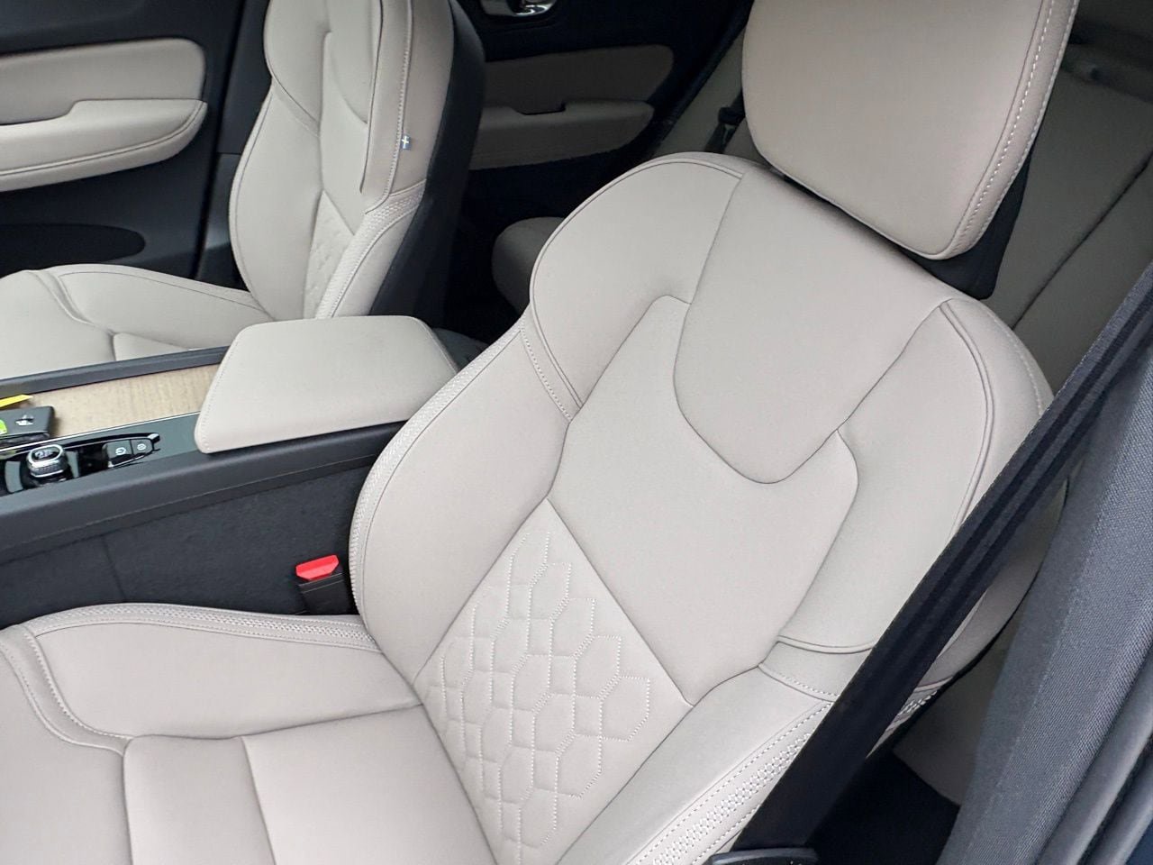 New 2026 Volvo XC60 B5 Core w/ Protection Package Premier AWD/4WD image 20