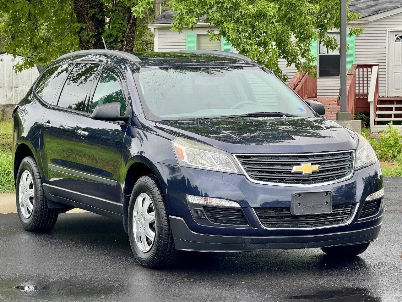 Used 2017 Chevrolet Traverse LS FWD image 2