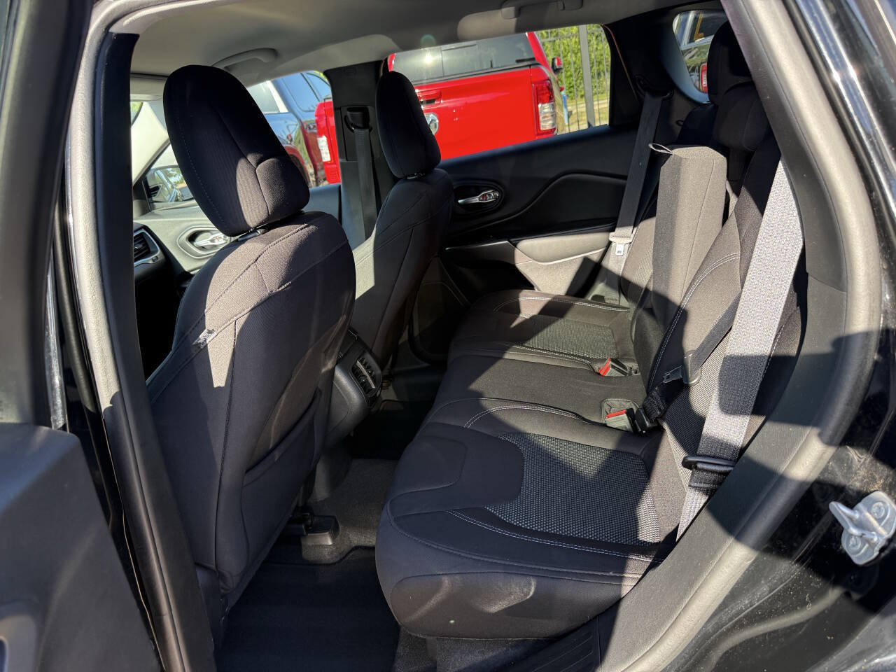 Used 2019 Jeep Cherokee Latitude w/ Popular Appearance Group FWD image 13