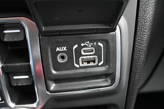 Used 2025 Jeep Wrangler Sahara AWD/4WD image 31