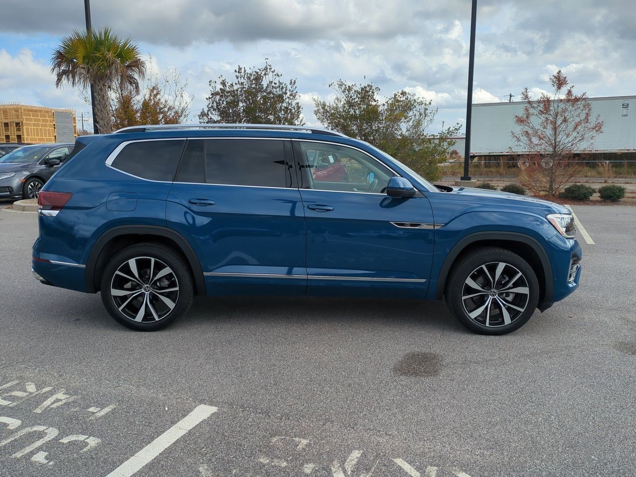 Used 2025 Volkswagen Atlas SEL Premium R-Line image 2