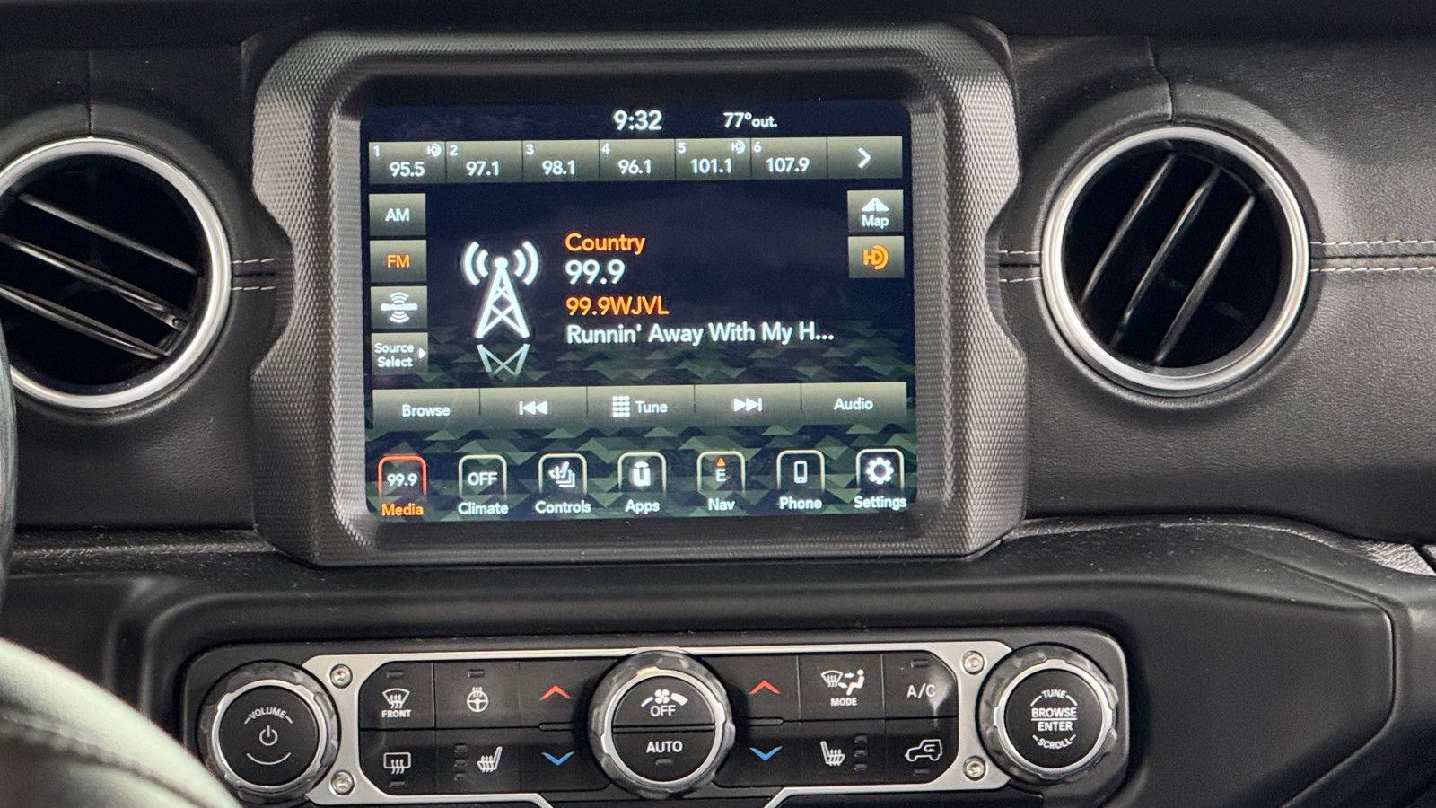 Used 2020 Jeep Wrangler Unlimited Sahara AWD/4WD image 17