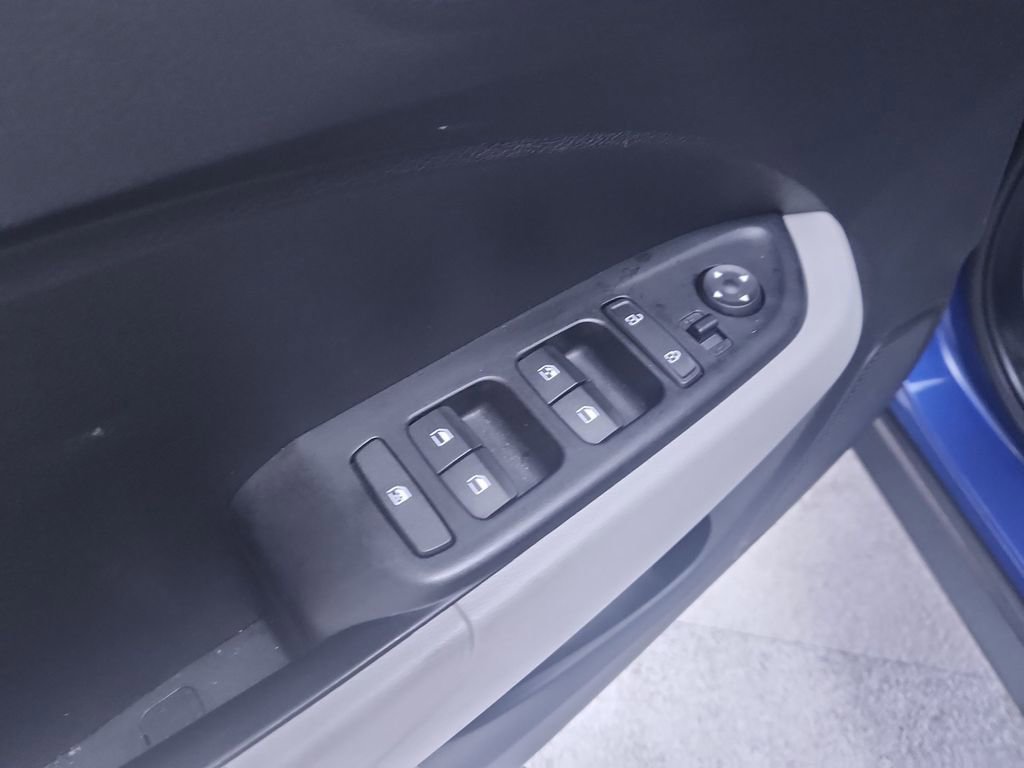 Used 2025 Hyundai Venue SEL FWD image 13