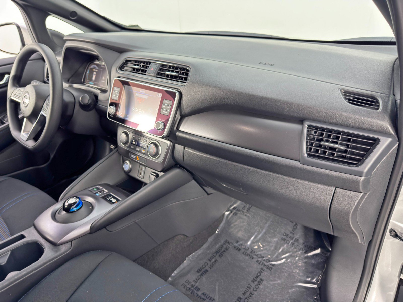 Used 2025 Nissan Leaf S image 13