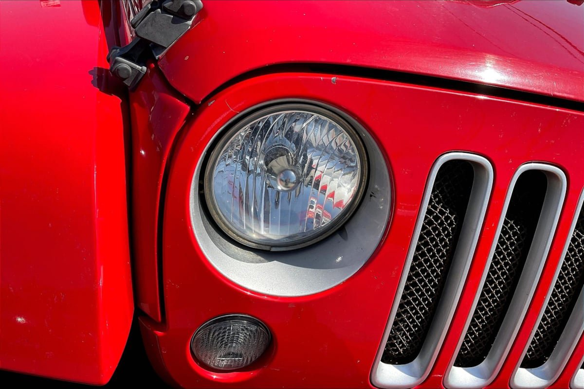 Used 2016 Jeep Wrangler Sahara w/ Connectivity Group AWD/4WD image 21