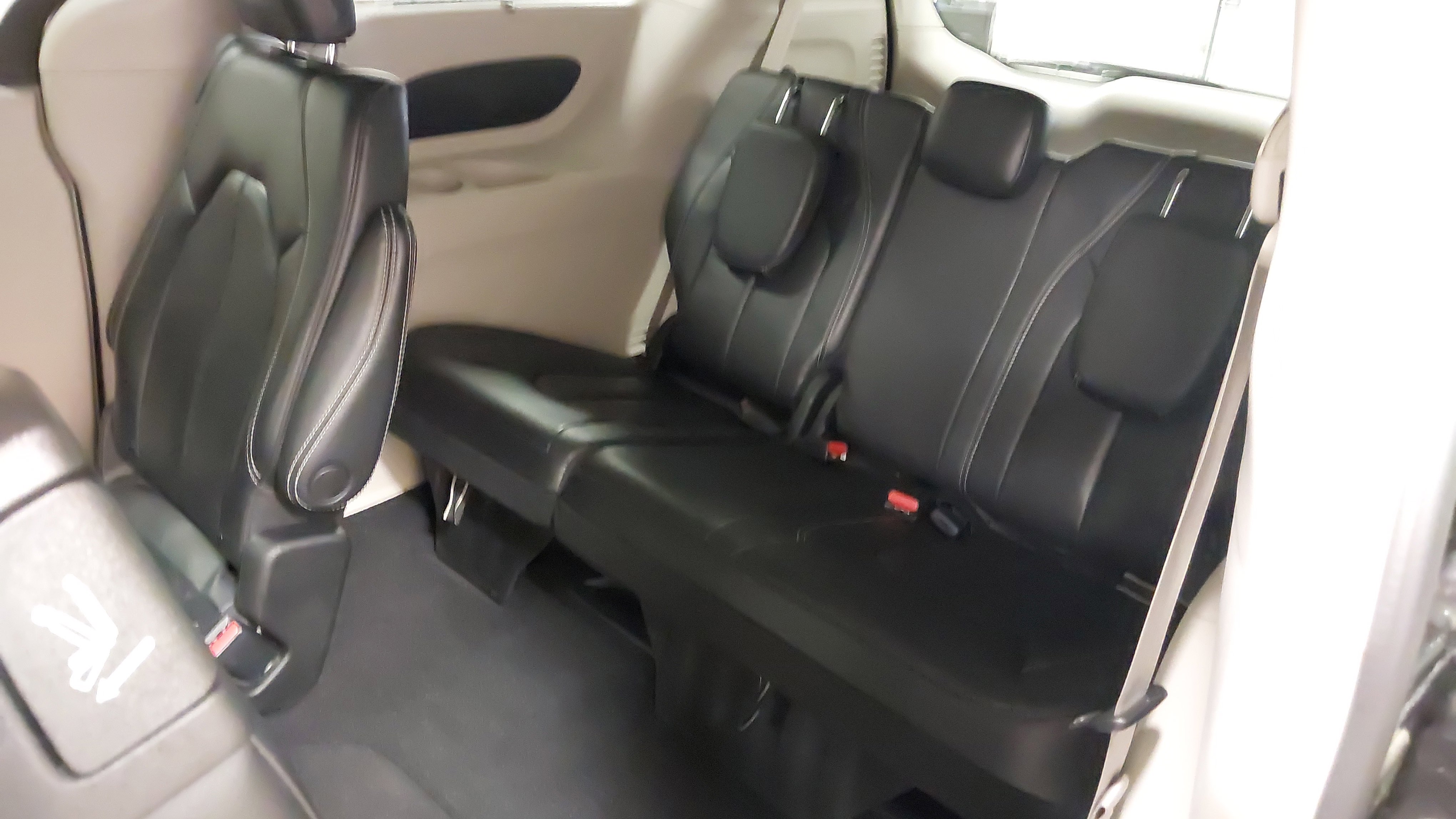 Used 2022 Chrysler Pacifica Touring-L image 39