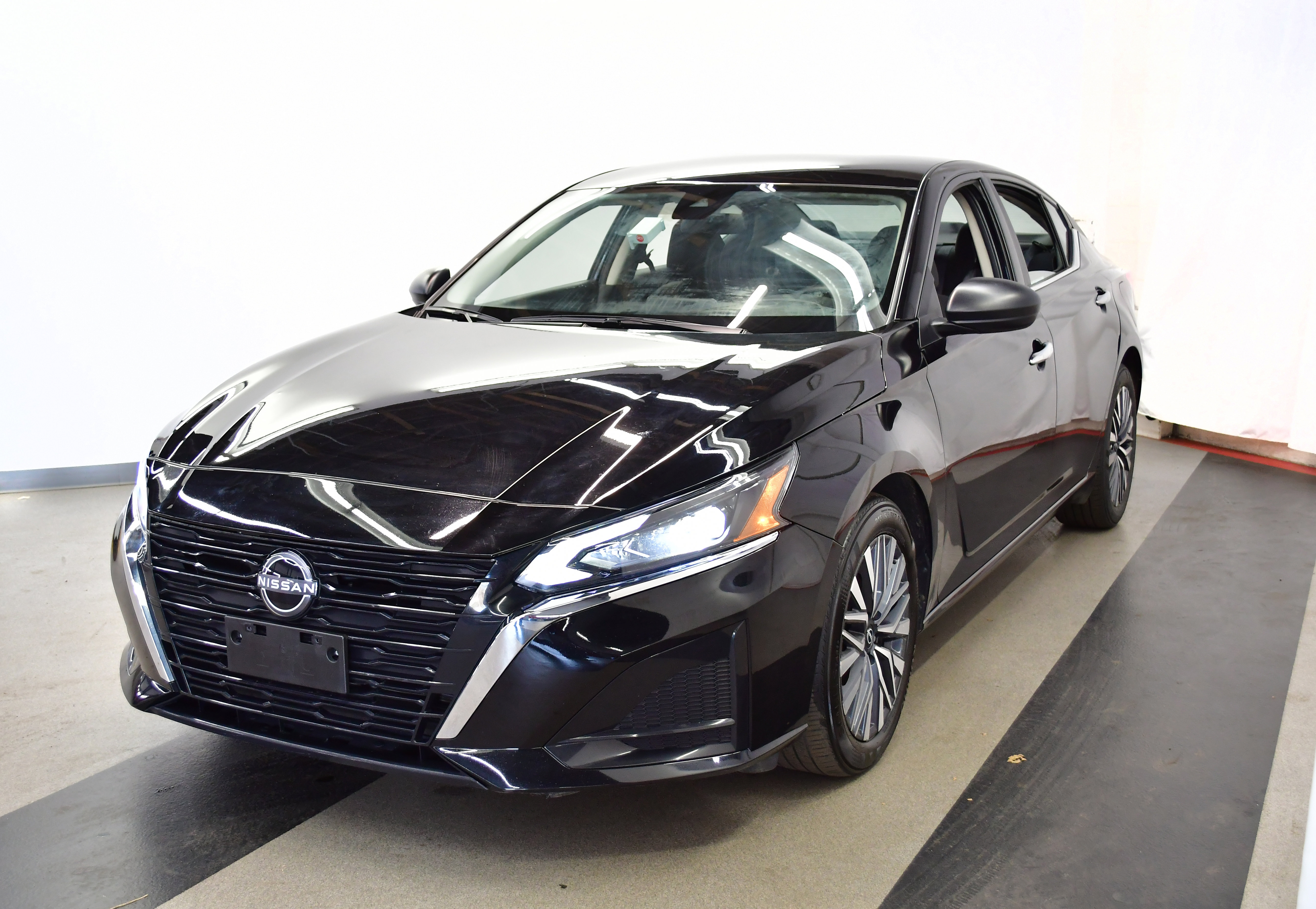 Used 2025 Nissan Altima 2.5 SV FWD image 4