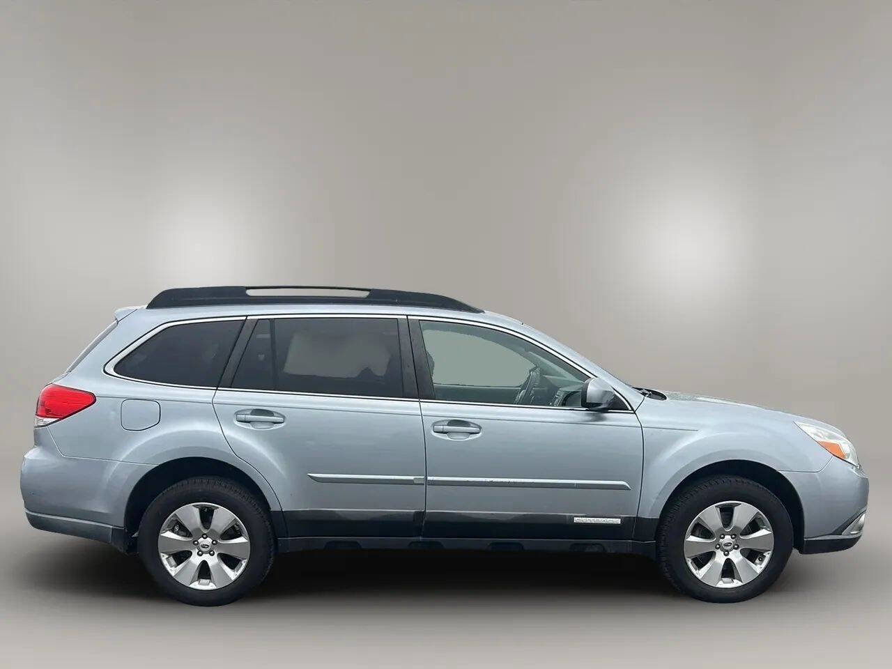 Used 2012 Subaru Outback 3.6R Limited w/ Moonroof Pkg AWD/4WD image 8