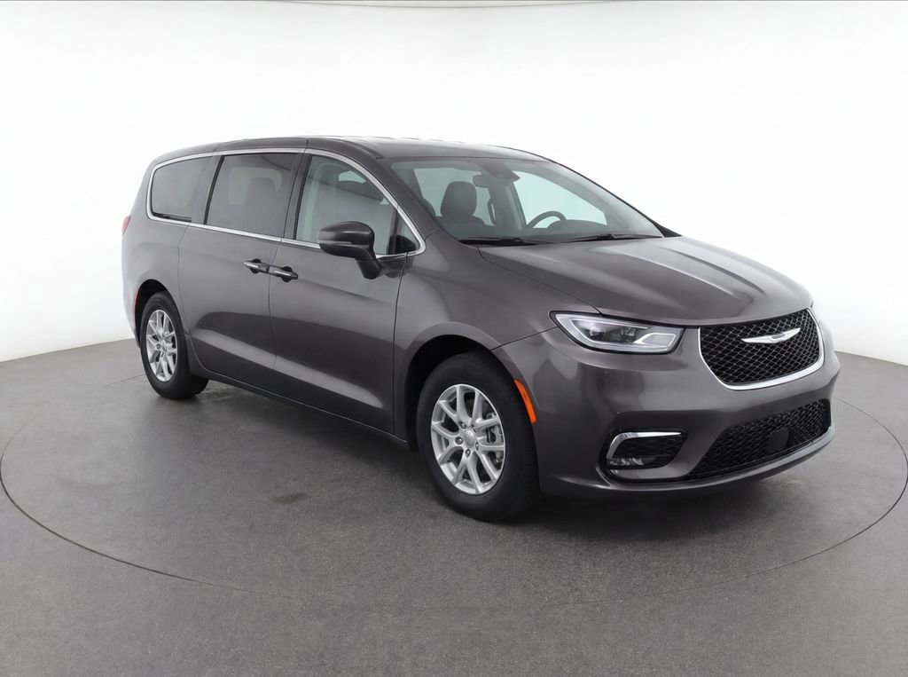 Used 2023 Chrysler Pacifica Touring-L FWD image 2