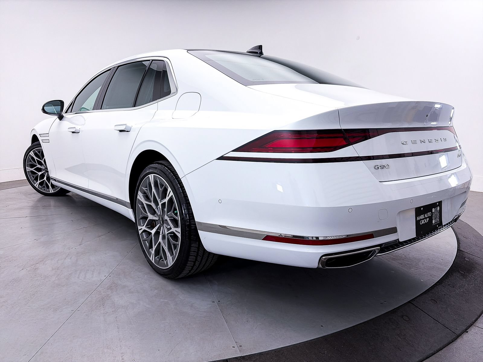 Used 2025 Genesis G90 3.5T AWD/4WD image 2