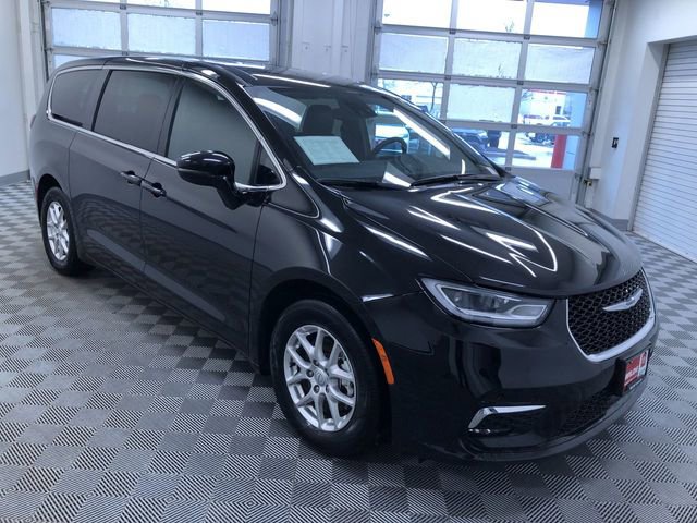 Used 2025 Chrysler Pacifica Select image 28