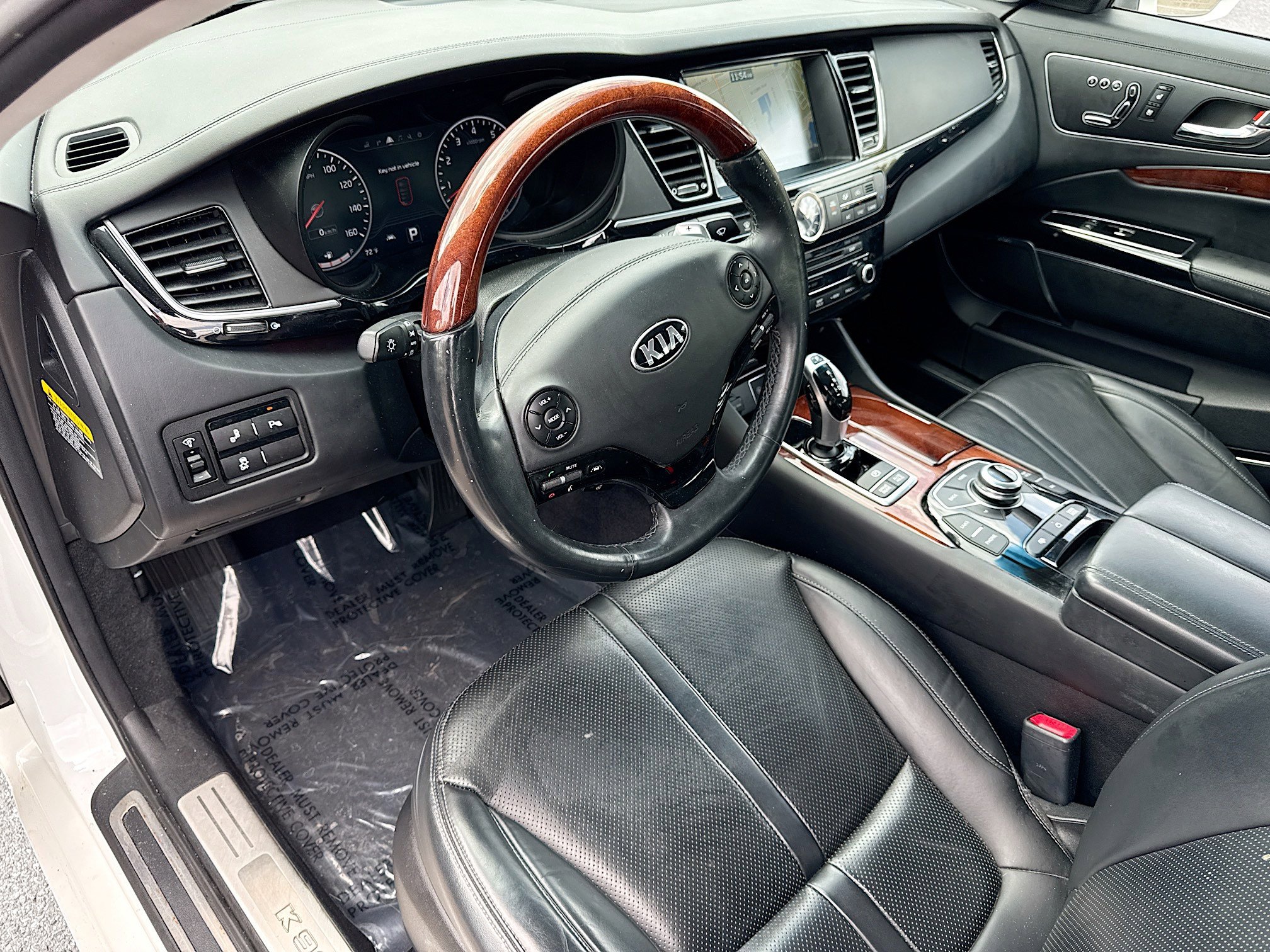 Used 2017 Kia K900 Luxury image 26