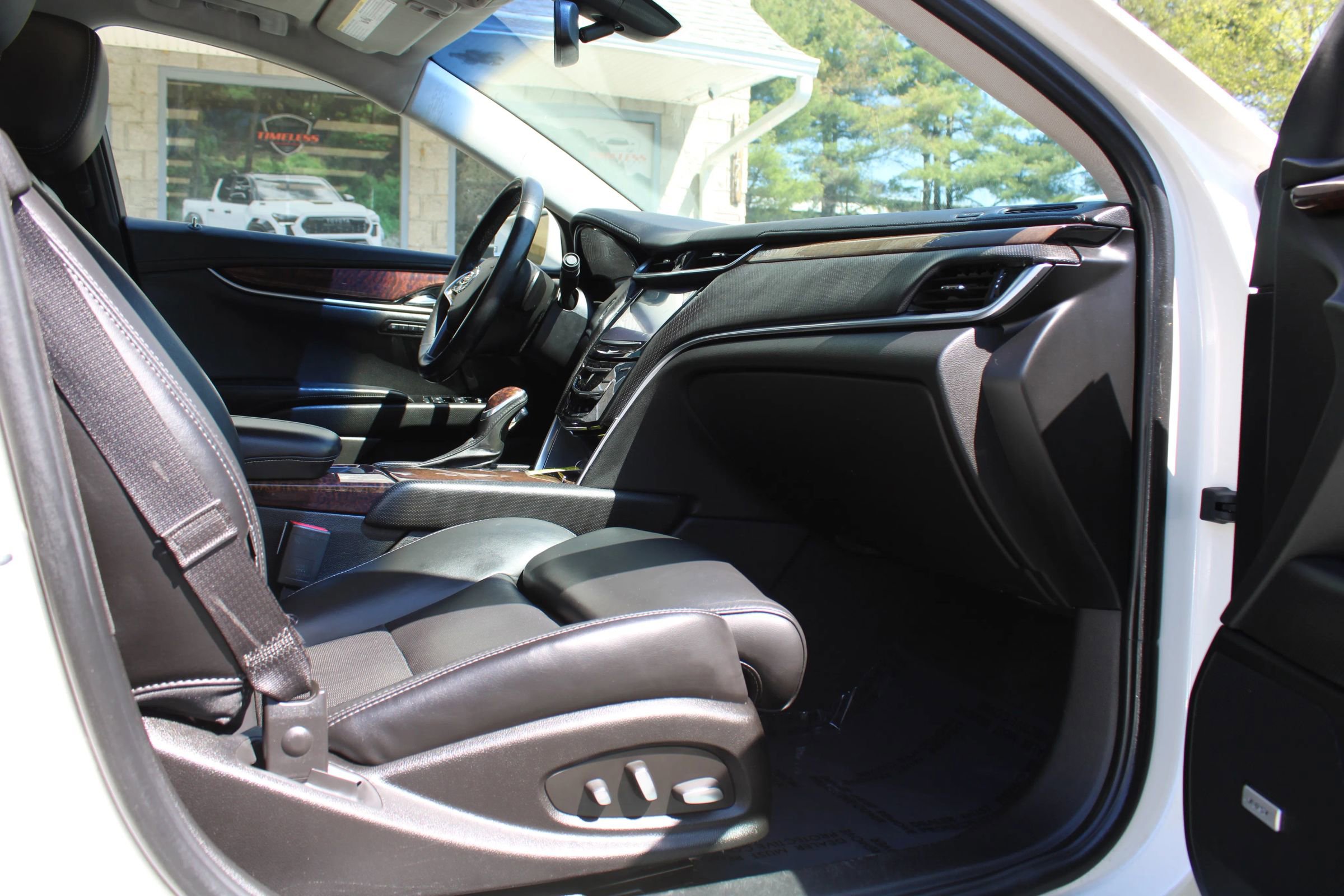 Used 2013 Cadillac XTS Luxury image 17