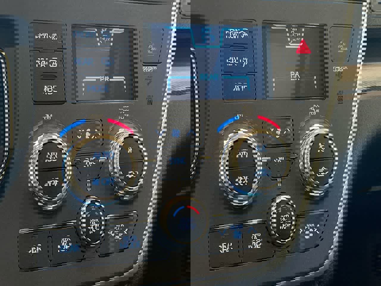 Used 2020 Toyota Sienna SE w/ SE Preferred Package image 19