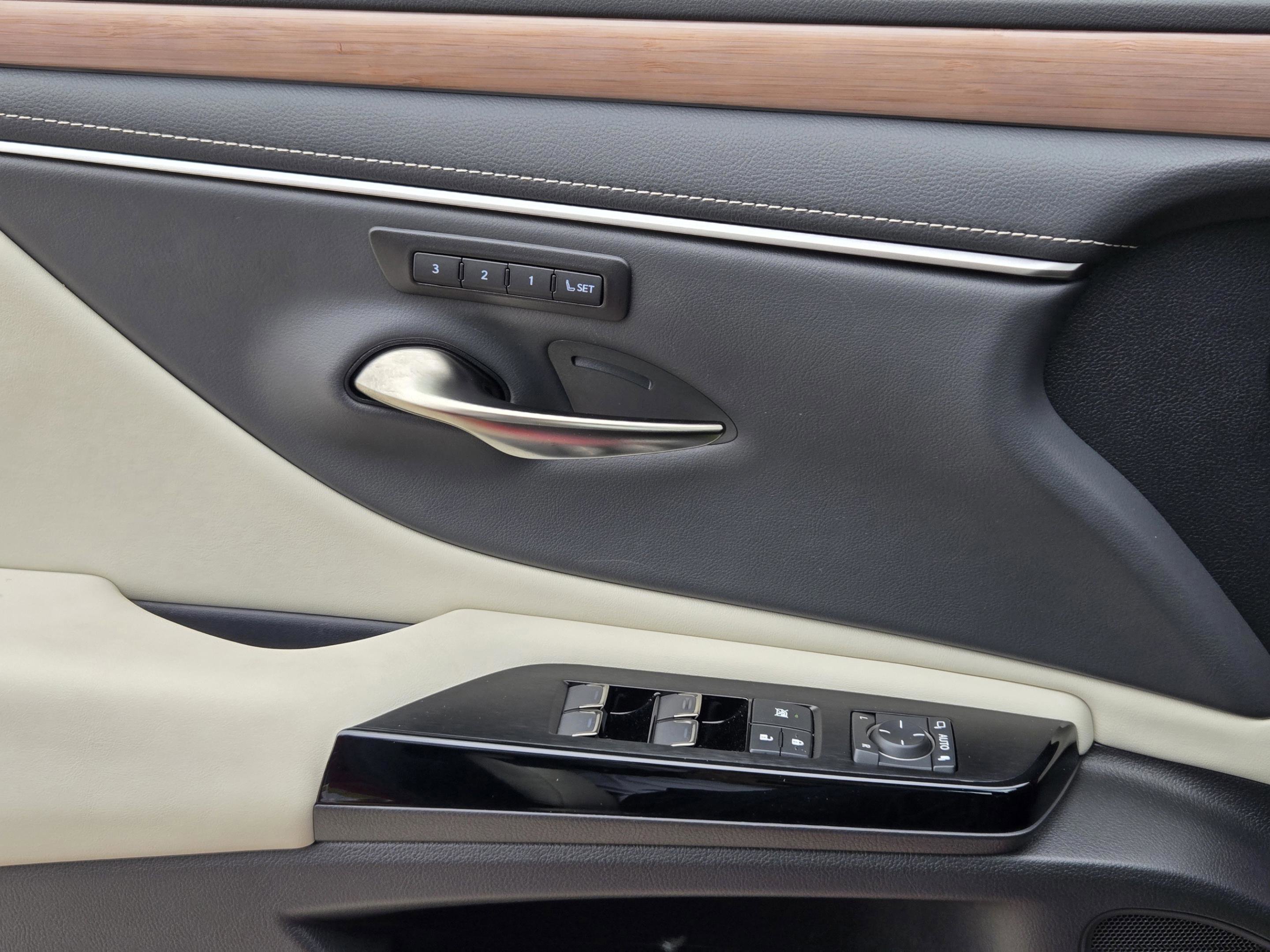 Certified 2025 Lexus ES 350 w/ Premium Package FWD image 23