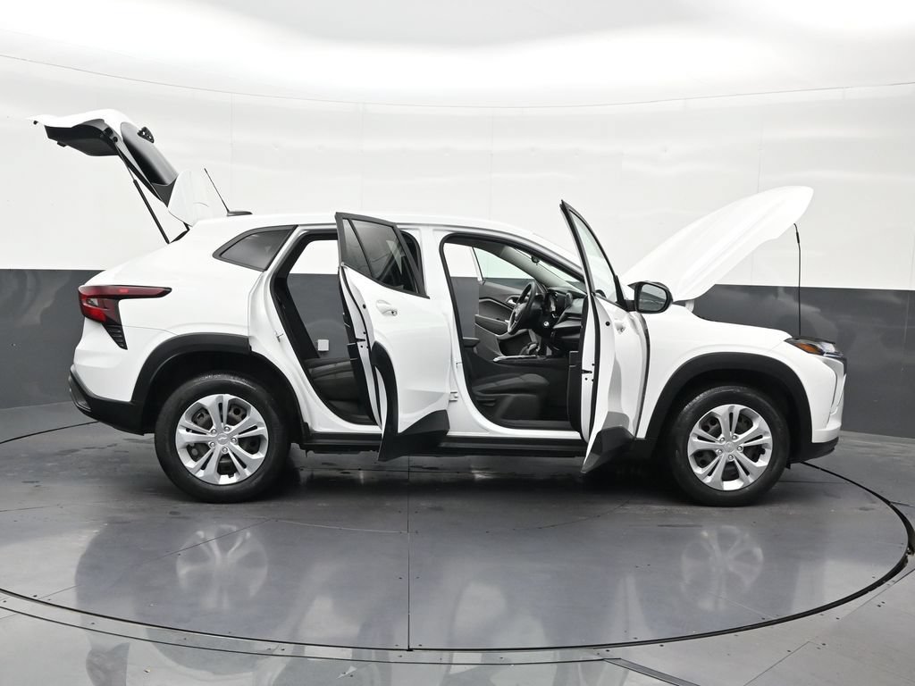 Used 2024 Chevrolet Trax LS w/ Driver Confidence Package FWD image 32