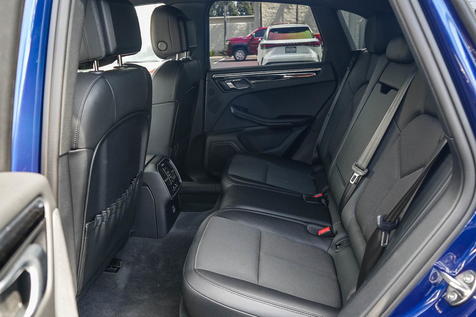 Used 2023 Porsche Macan AWD/4WD image 17