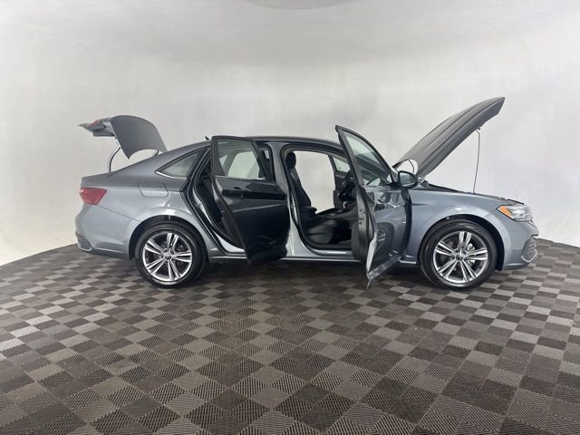 Used 2024 Volkswagen Jetta SE image 15