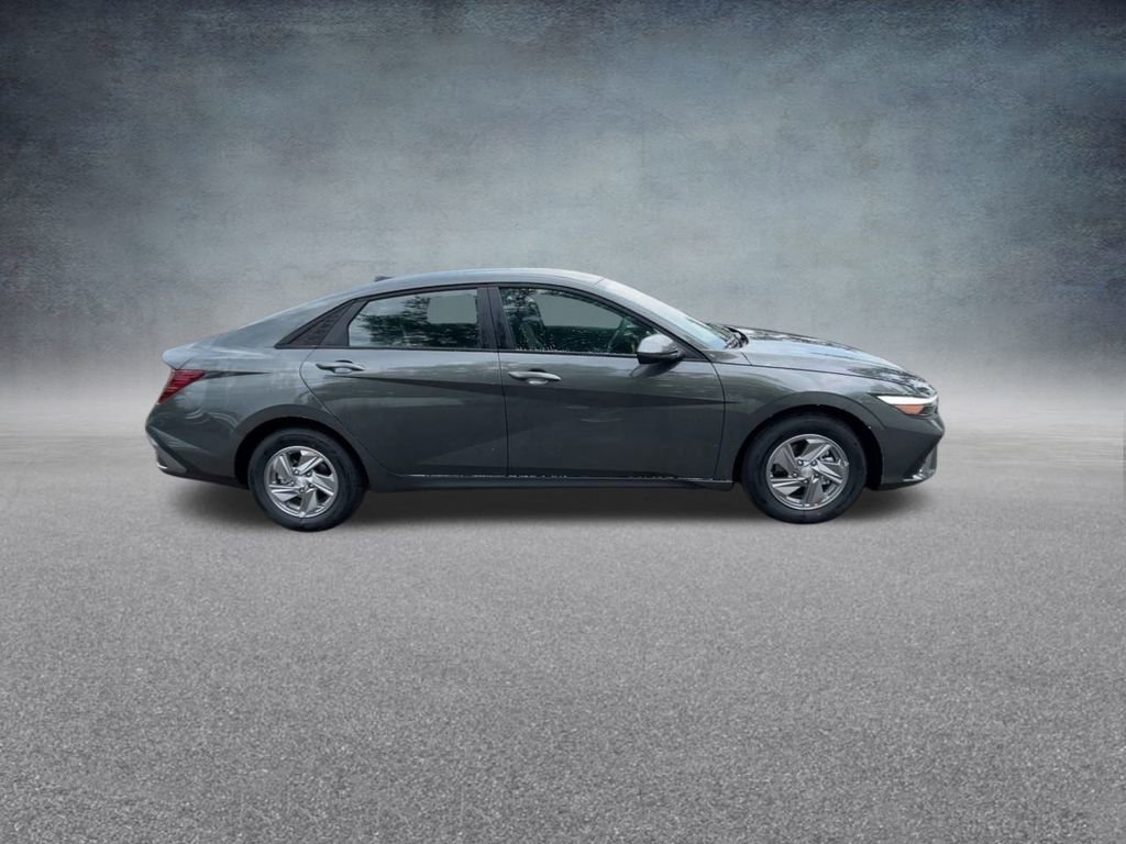 Used 2025 Hyundai Elantra SE image 25