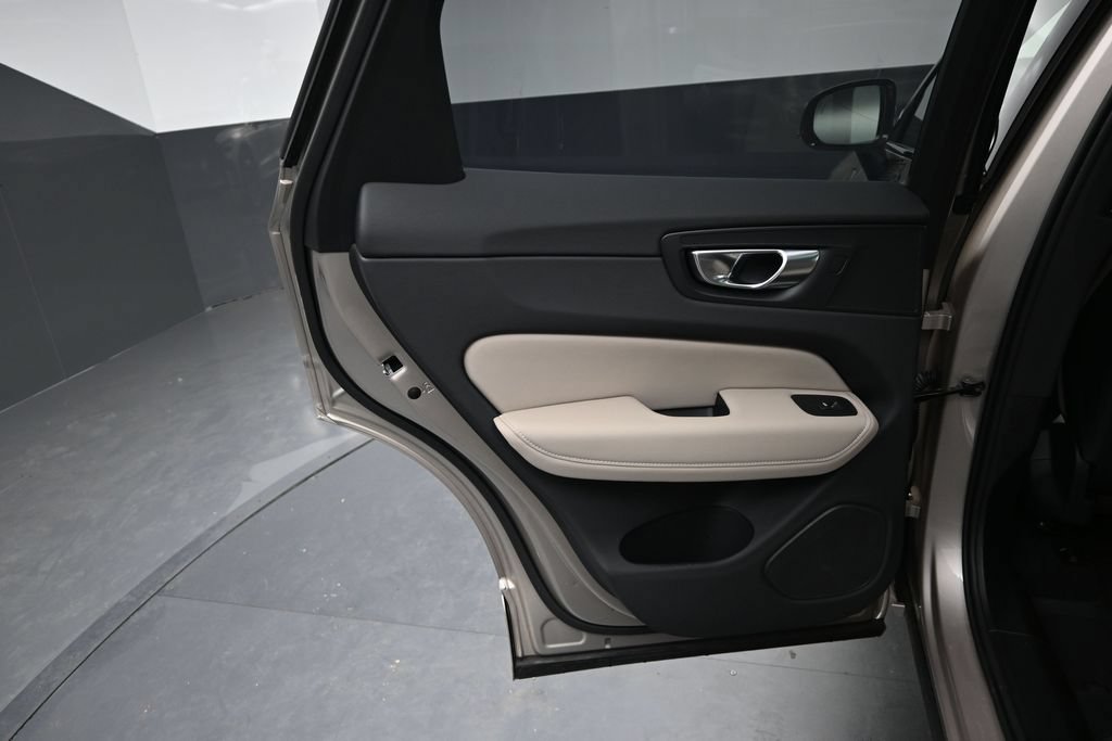 New 2026 Volvo XC60 T8 Plus w/ Protection Package Premier AWD/4WD image 12