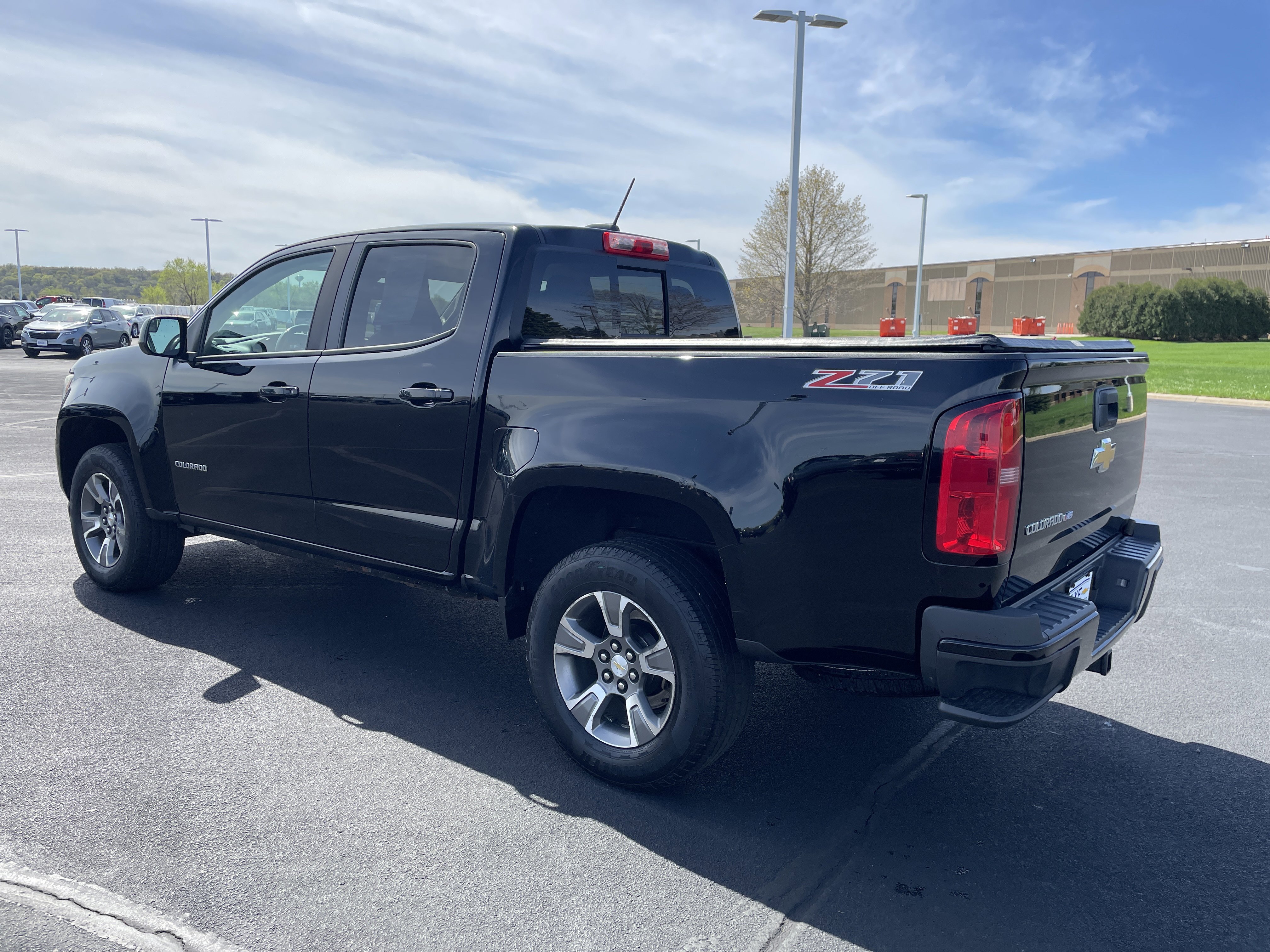 Used 2017 Chevrolet Colorado Z71 AWD/4WD image 3