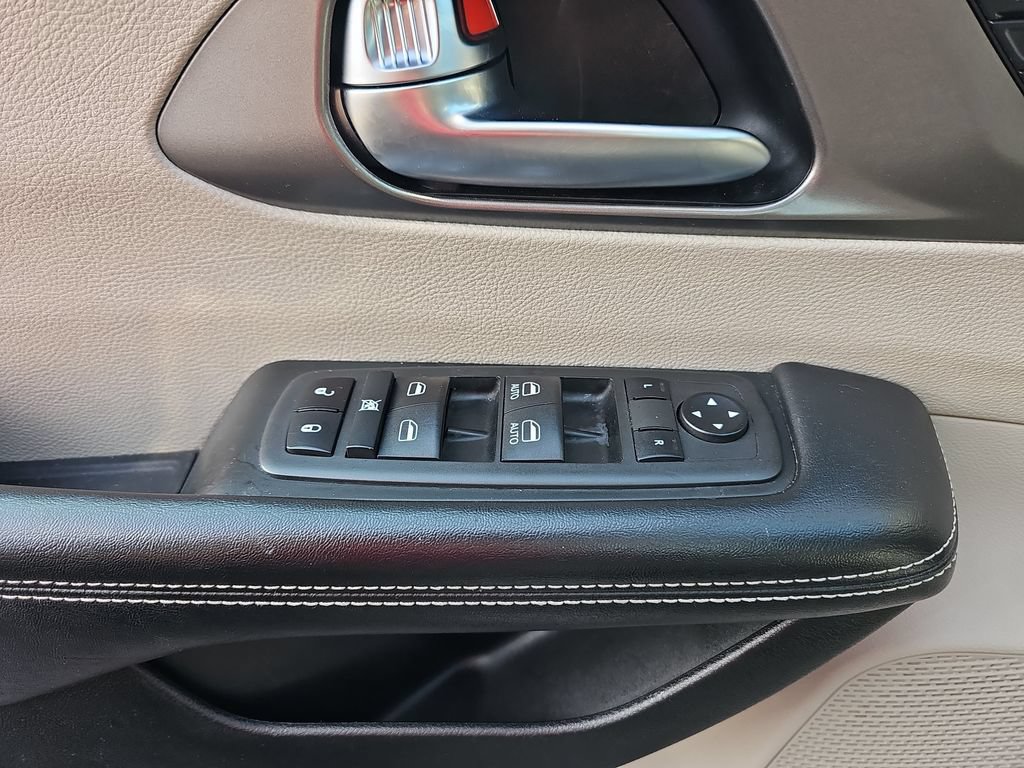 Used 2022 Chrysler Pacifica Touring-L FWD image 26