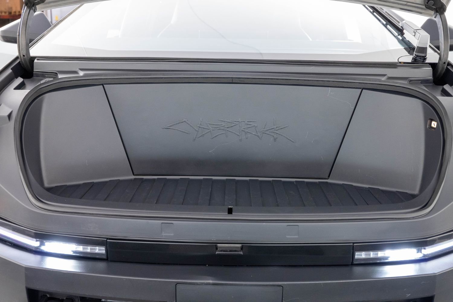 Used 2024 Tesla Cybertruck AWD Crew Cab image 37