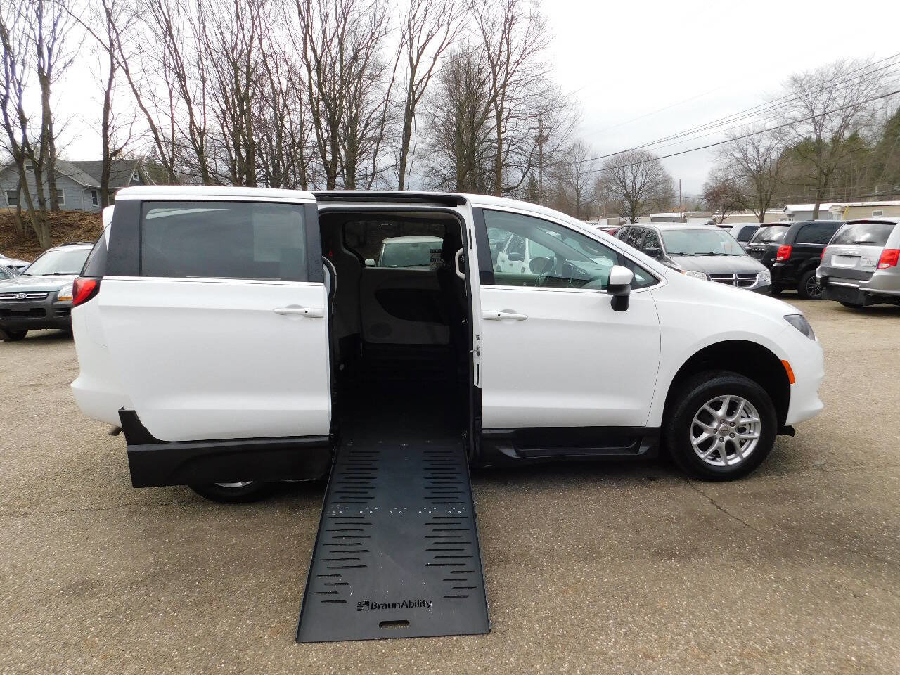 Used 2022 Chrysler Voyager LX image 2