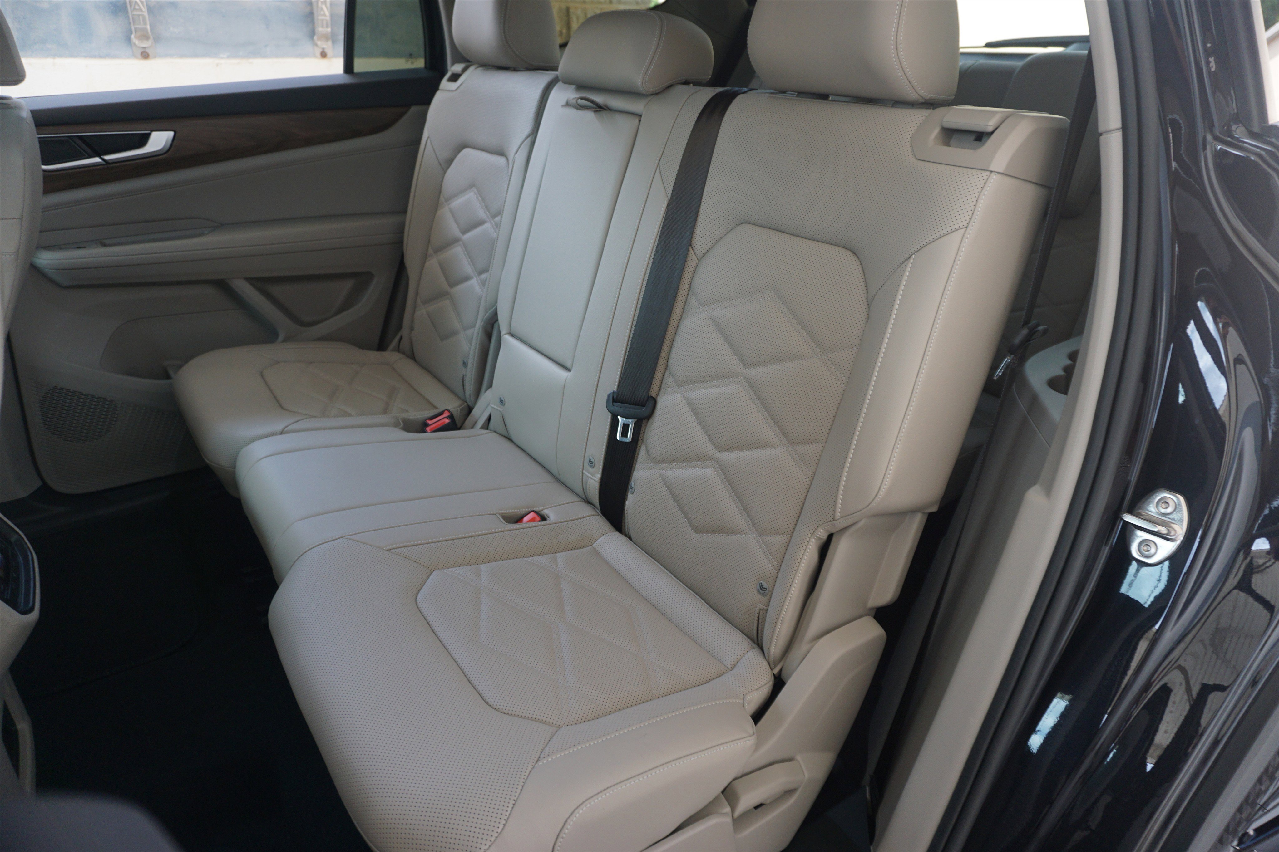 Used 2025 Volkswagen Atlas SE image 17