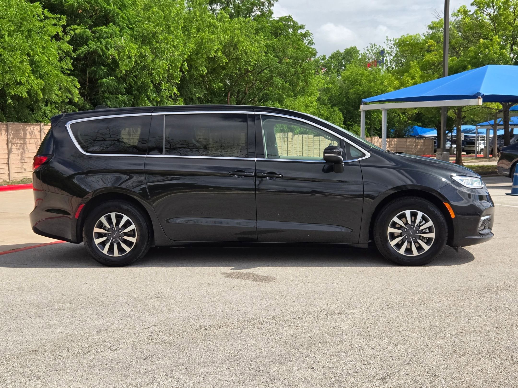 Used 2023 Chrysler Pacifica Touring-L image 2