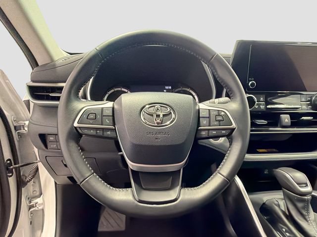Certified 2025 Toyota Highlander XLE FWD image 9