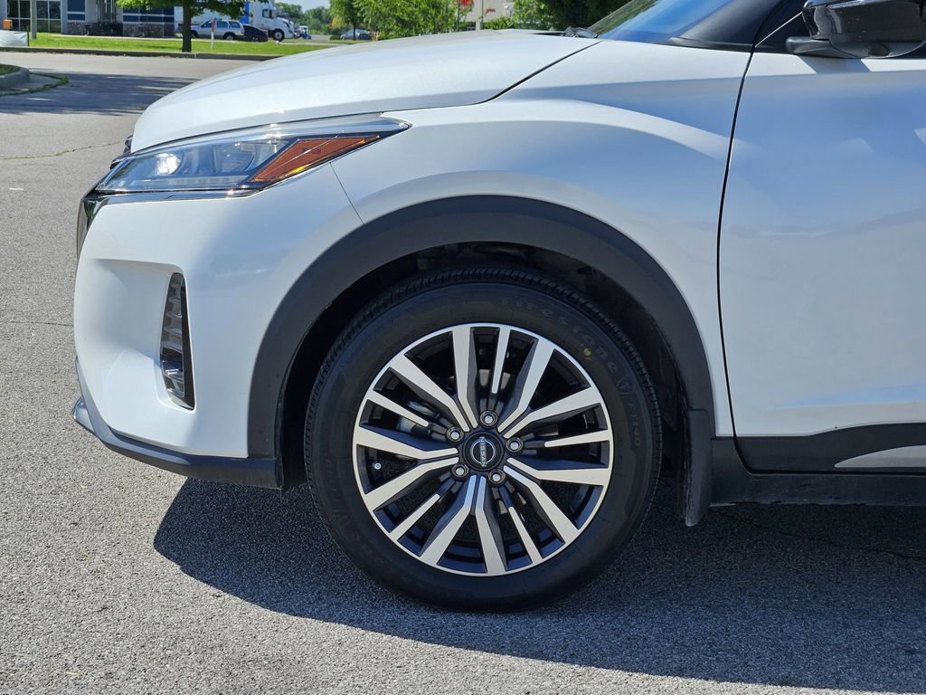 Used 2023 Nissan Kicks SR w/ SR Premium Package FWD image 6