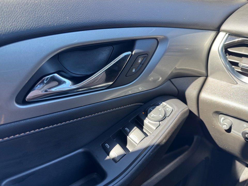 Used 2021 Chevrolet Traverse LT image 36