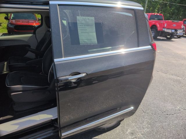 Used 2023 Chrysler Pacifica Limited FWD image 28