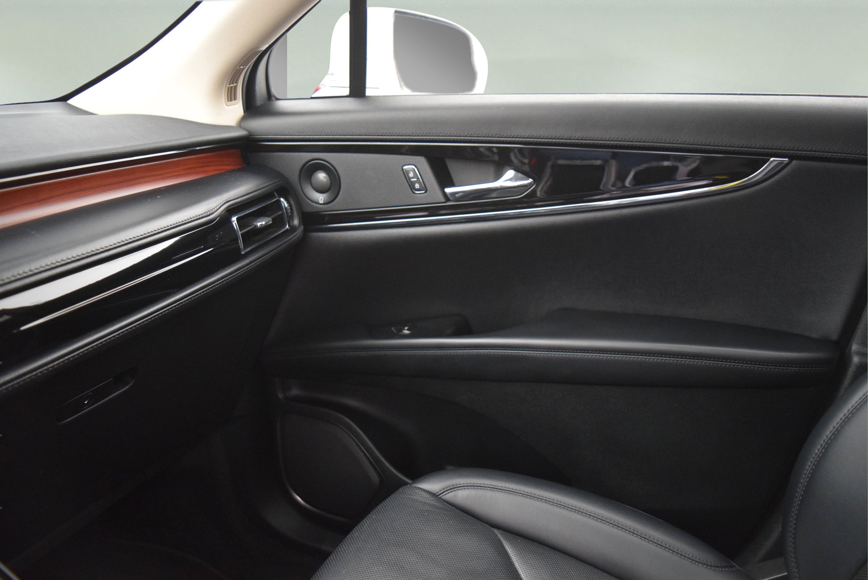 Used 2022 Lincoln Nautilus Reserve w/ Equipment Group 201A image 15