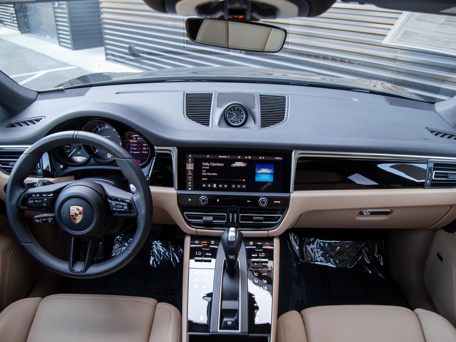 Certified 2025 Porsche Macan AWD/4WD image 21