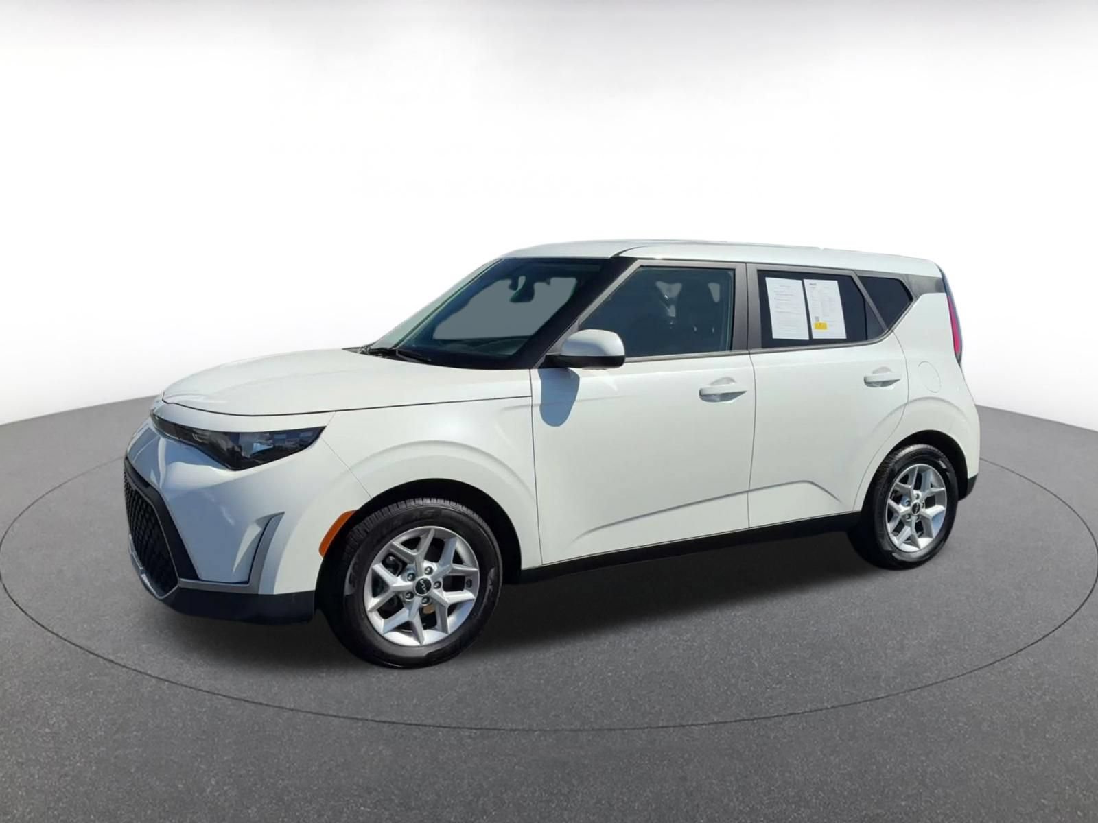 Used 2025 Kia Soul LX w/ LX Technology Package FWD image 7