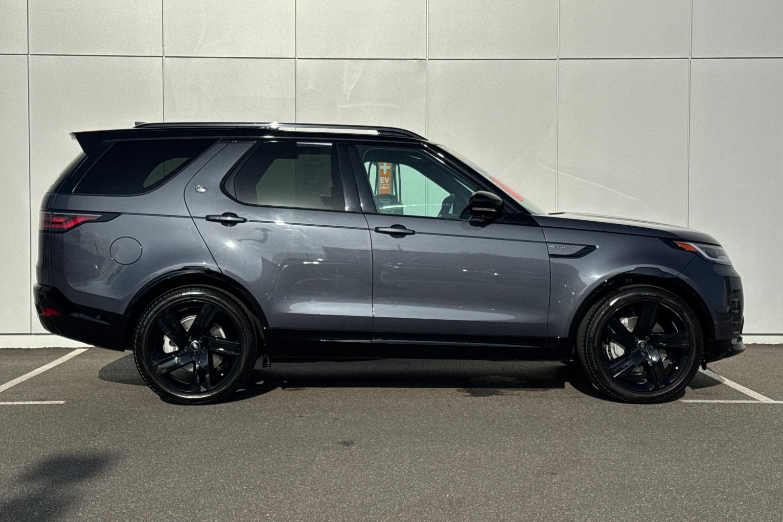 Used 2025 Land Rover Discovery Dynamic SE AWD/4WD image 6