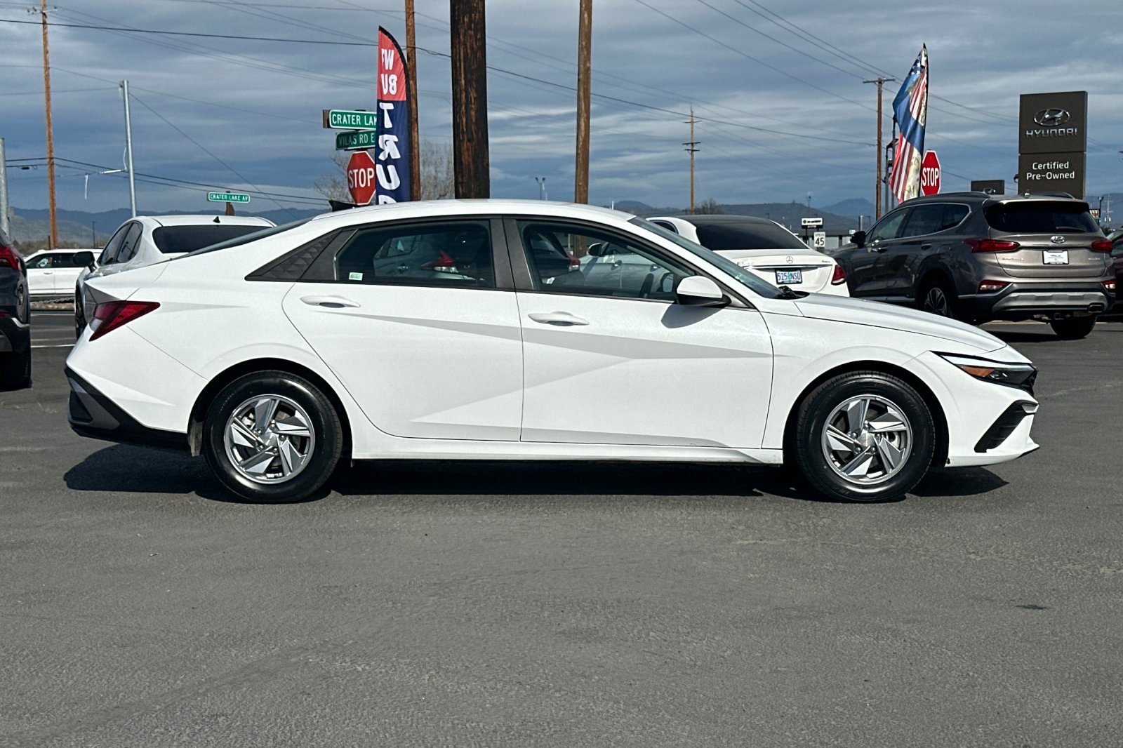 Used 2024 Hyundai Elantra SE FWD image 3