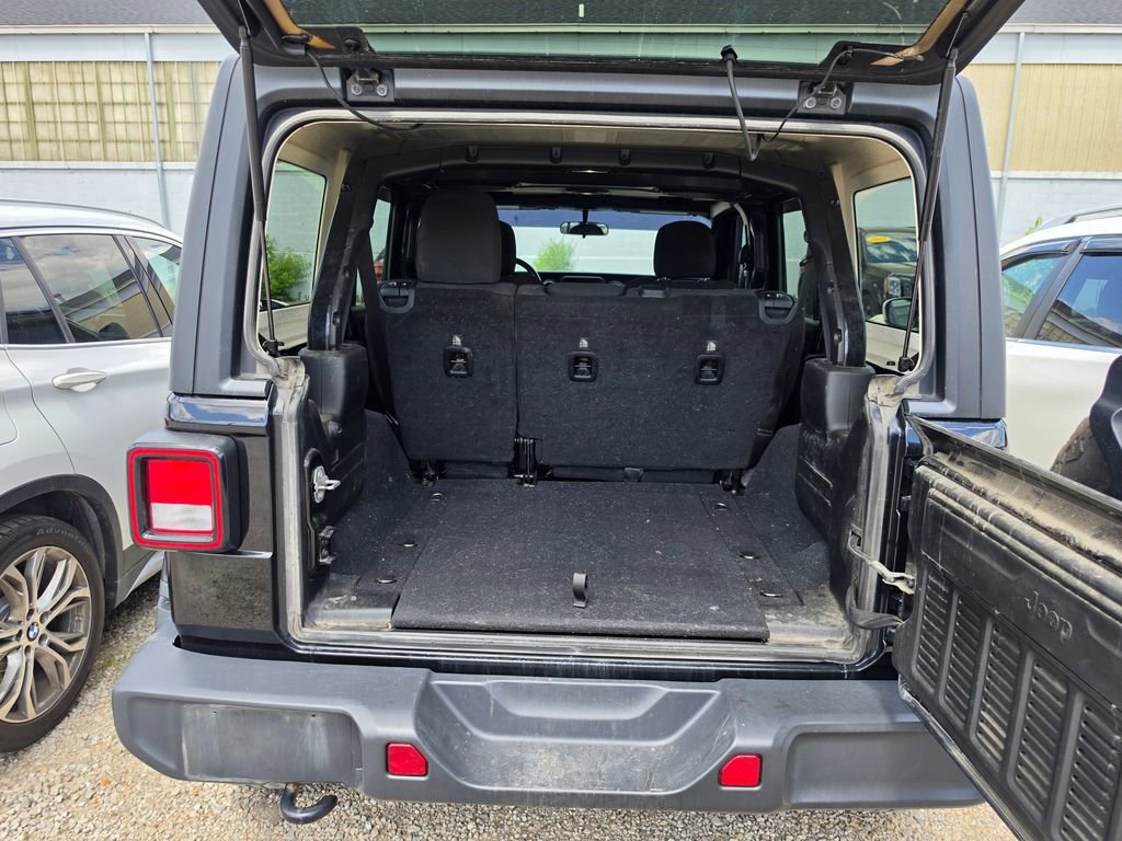 Used 2018 Jeep Wrangler Unlimited Sahara w/ Cold Weather Group AWD/4WD image 8