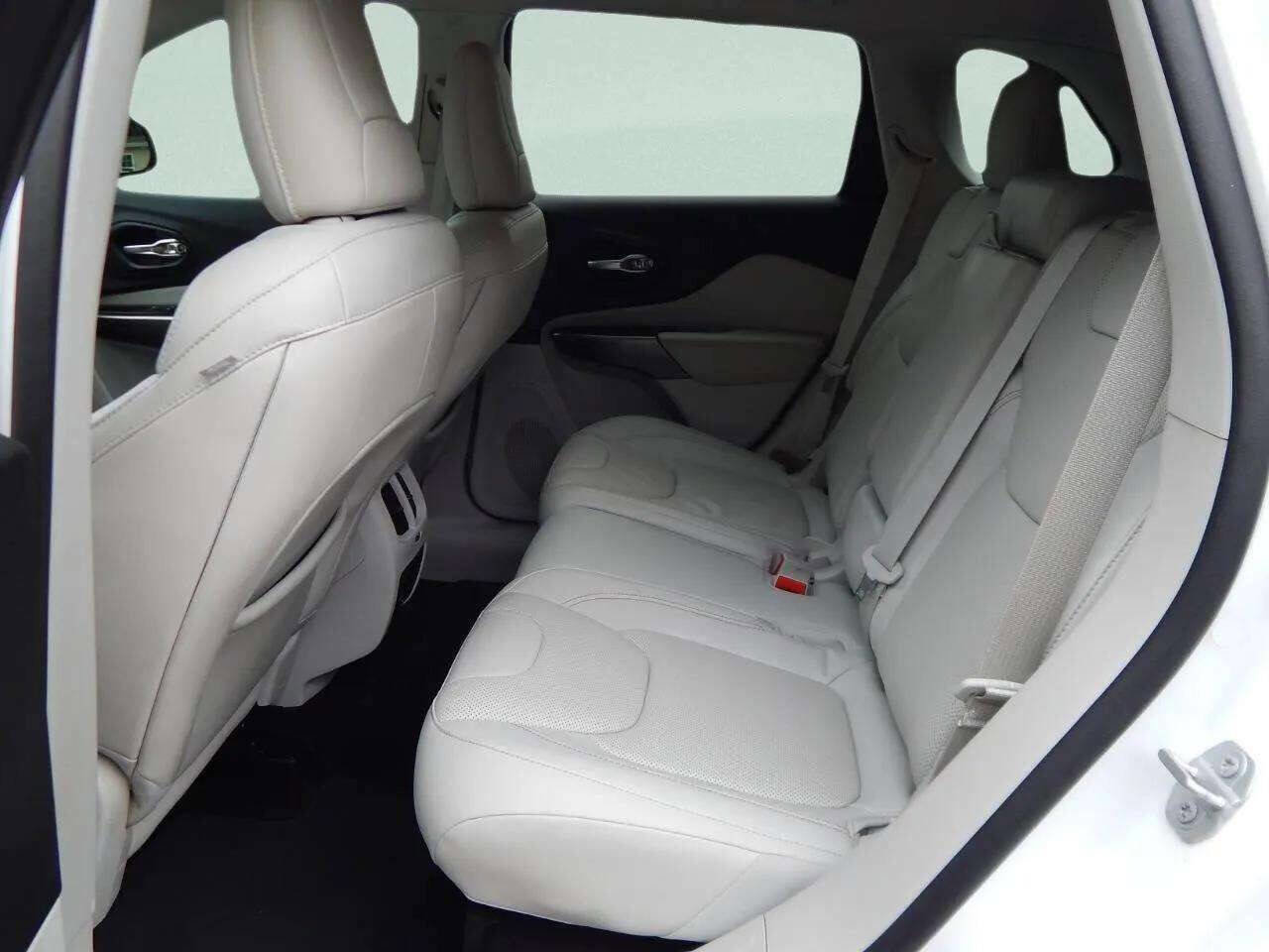 Used 2020 Jeep Cherokee Limited w/ Technology Group image 25