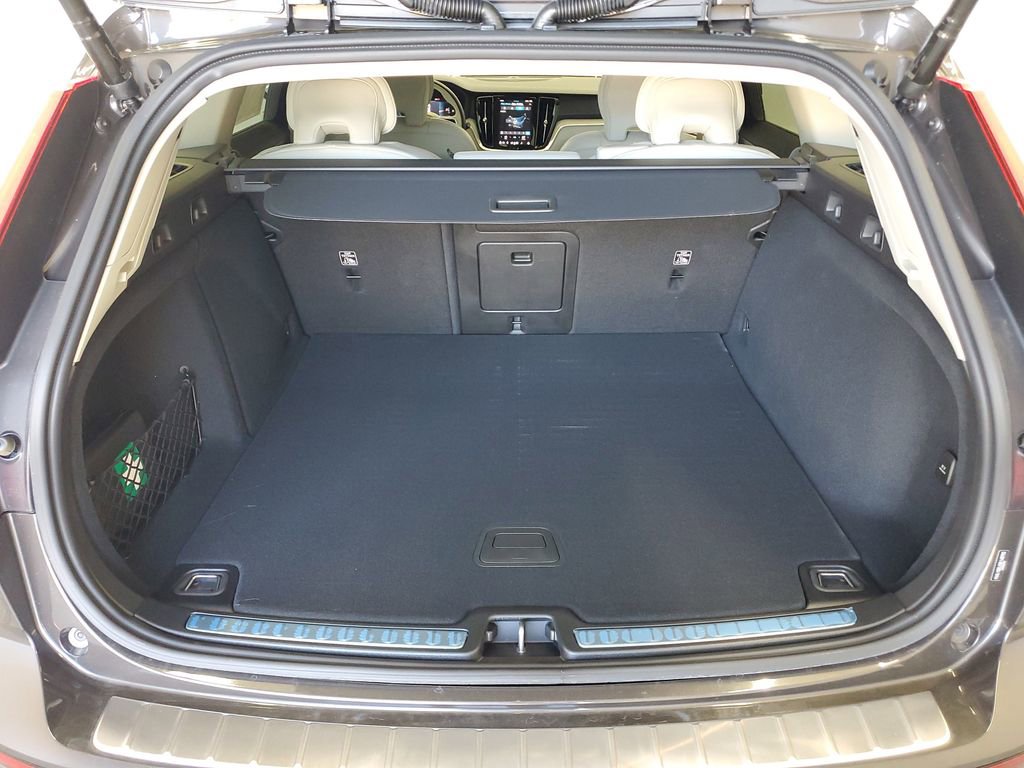 New 2025 Volvo V60 B5 Cross Country Ultra w/ Protection Package Premier image 10