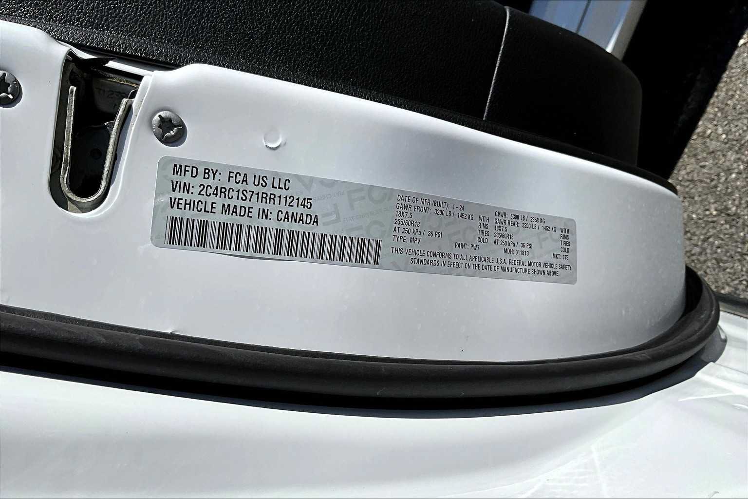 Used 2024 Chrysler Pacifica Limited FWD image 36
