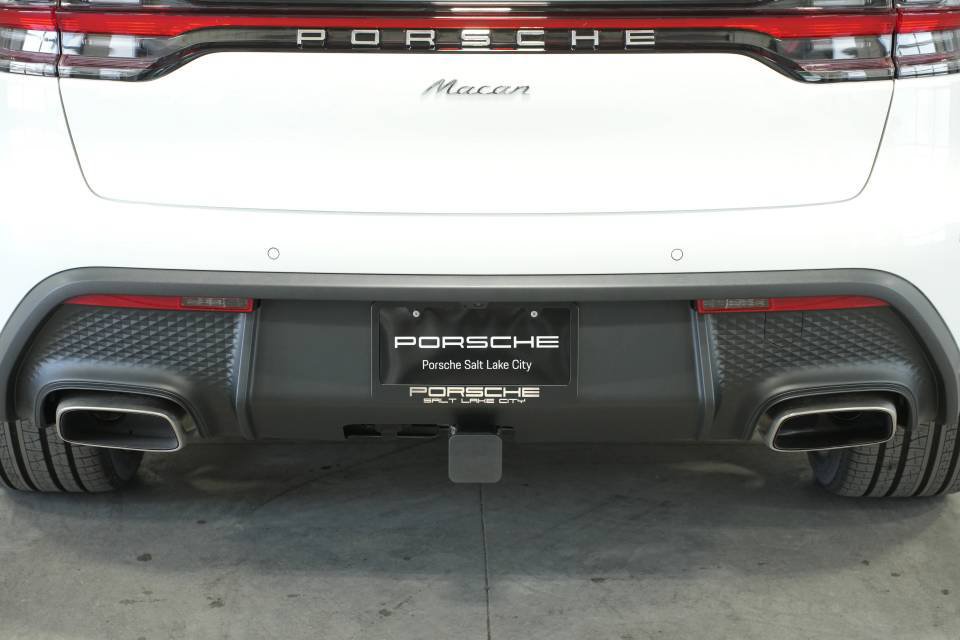Certified 2025 Porsche Macan AWD/4WD image 39